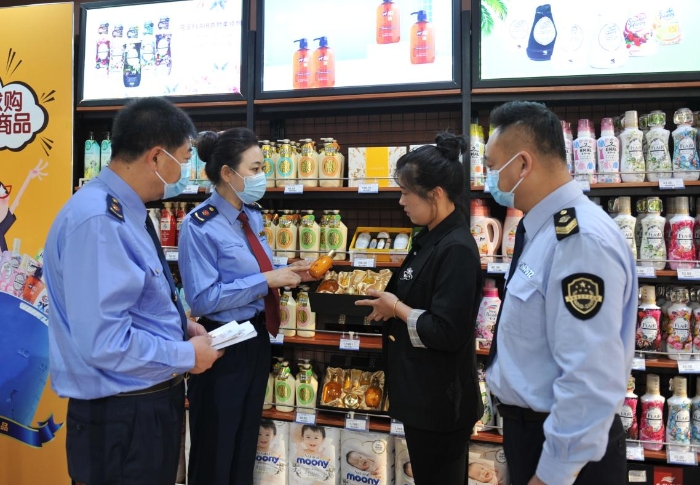 圖為該局工作人員在大型商超進(jìn)口化妝品專柜進(jìn)行檢查。