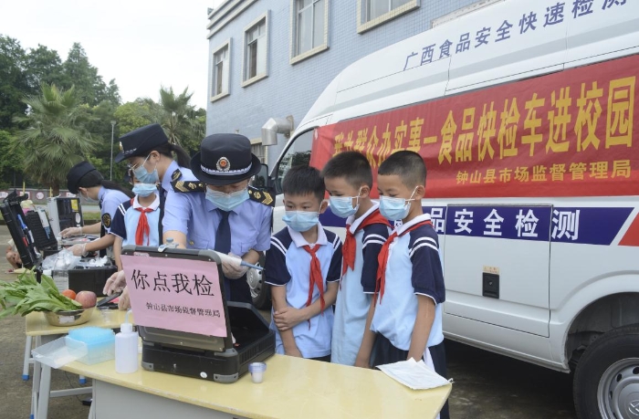 圖為快速檢測現場。（鐘人木）