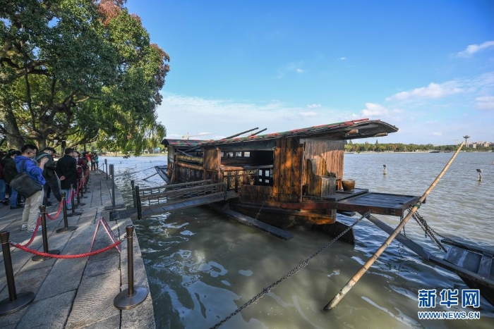 停靠在嘉興南湖湖心島的南湖紅船（2020年10月27日攝）。新華社記者 徐昱 攝