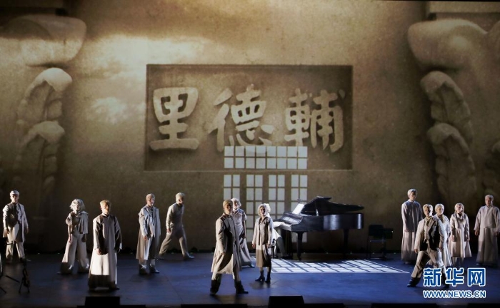 《輔德里》劇照（4月22日攝）。原創(chuàng)紅色戲劇《輔德里》將共產(chǎn)黨人衣冠冢藏文件的故事搬上舞臺(tái)，主創(chuàng)是平均年齡28歲的年輕團(tuán)隊(duì)。新華社記者 劉穎 攝