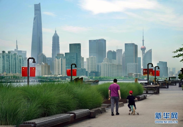 5月15日，市民在楊浦濱江公共空間休閑漫步。新華社記者 劉穎 攝