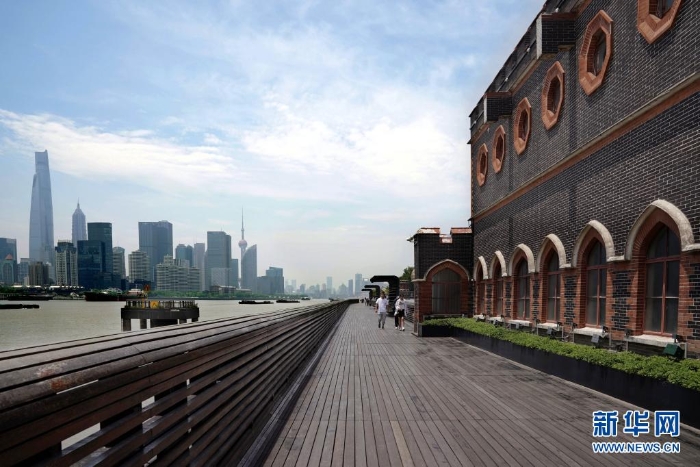5月15日，市民在楊浦濱江公共空間楊樹浦水廠段的棧橋上漫步。新華社記者 劉穎 攝