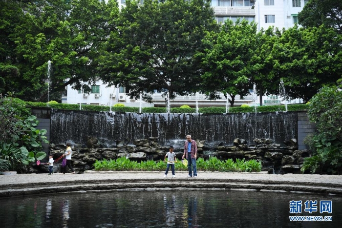 市民在廣州東濠涌城市綠帶游玩（2018年10月14日攝）。新華社記者 鄧華 攝
