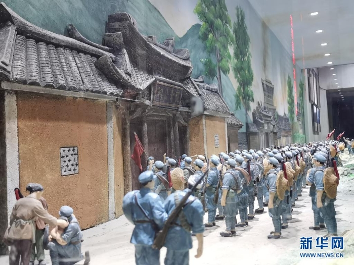 這是在福建省長汀縣中復(fù)村拍攝的紅軍長征出發(fā)動(dòng)員會(huì)微型雕塑（4月27日攝）。新華社記者秦宏攝