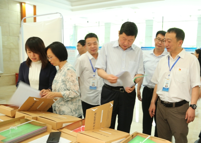 圖為吉林省藥監局領導查看吉林檢查分局規范化建設工作檔案。
