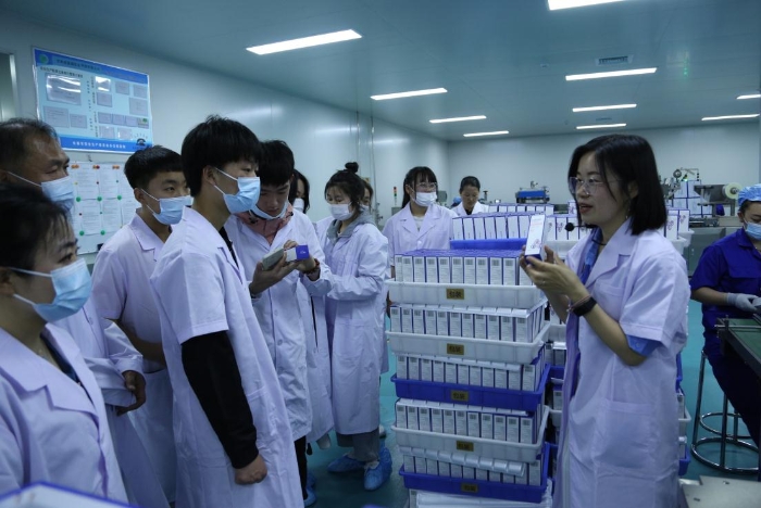 圖為化妝品生產企業公眾開放日暨科普大講堂活動。