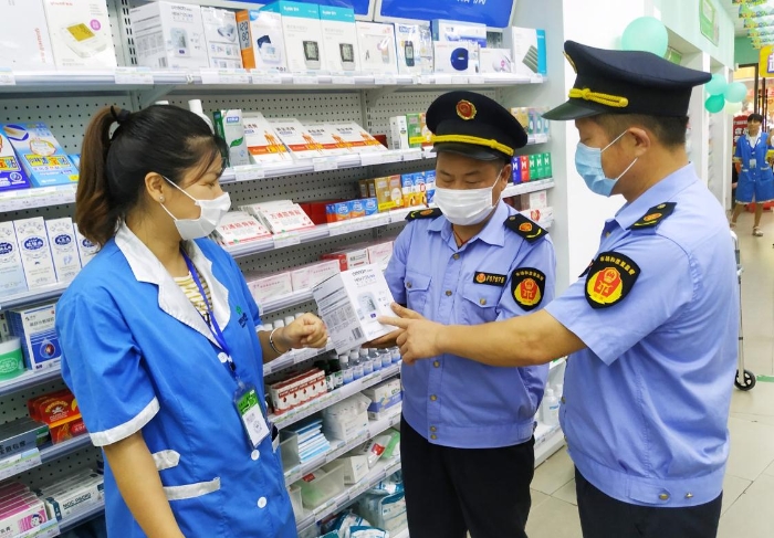 圖為執(zhí)法人員在零食藥店檢查醫(yī)療器械的情形。