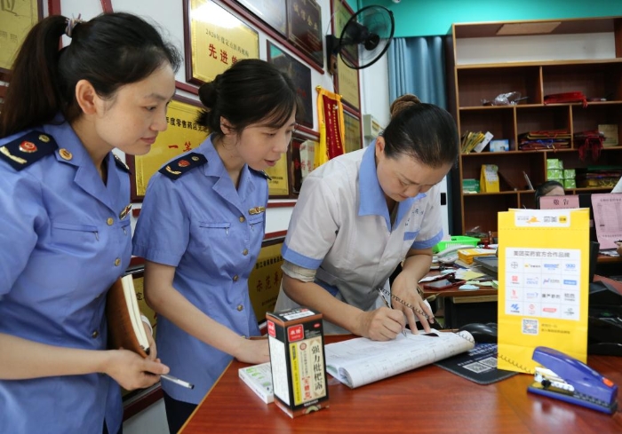 圖為執法人員查看網絡藥品銷售登記，核對處方藥處方單。