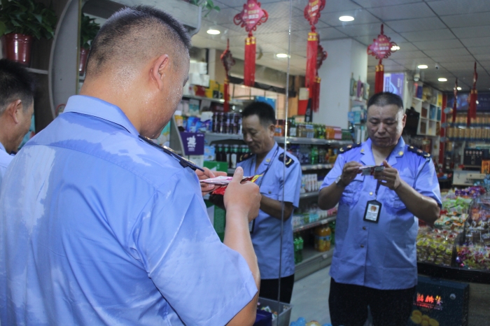 圖為7月11日該局執法人員在一家超市檢查食品生產日期和保質期。