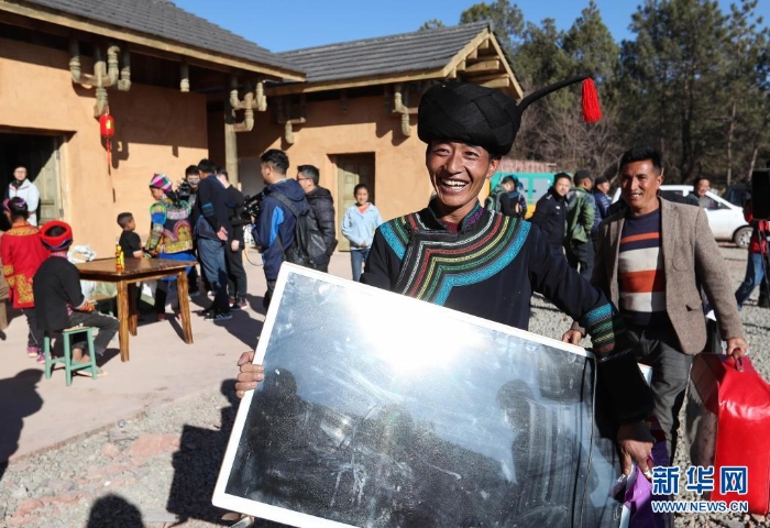 在四川省昭覺縣三河村的易地扶貧安置點，彝族群眾馬海日聰喜搬新居（2019年2月11日攝）。新華社記者 江宏景 攝