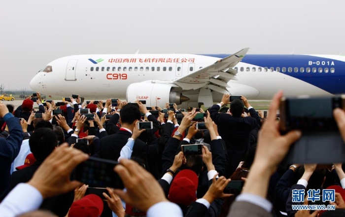 國產大型客機C919在上海浦東國際機場首飛成功（2017年5月5日攝）。新華社記者 方喆 攝