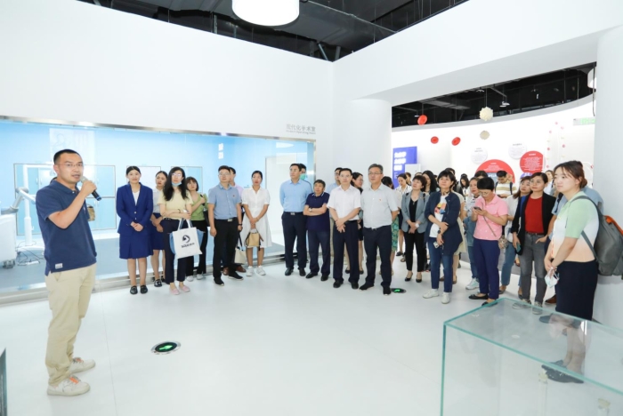 器審中心的審評員在給參觀人員介紹部分醫療器械產品。