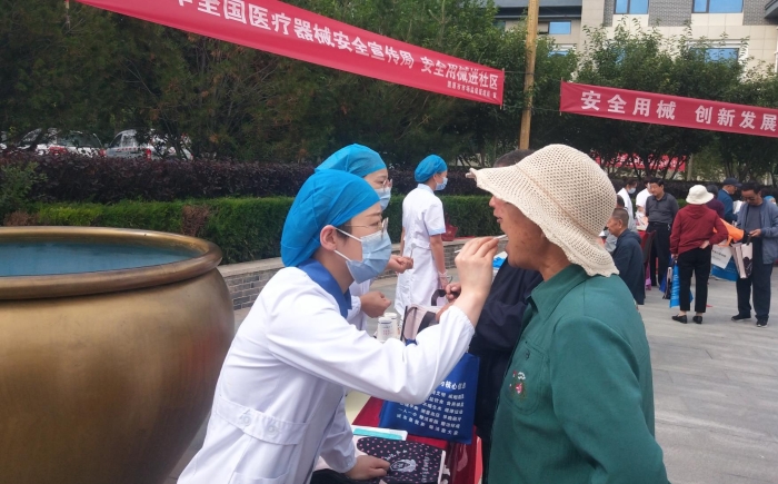 圖為寧夏2021年全國(guó)醫(yī)療器械安全宣傳周啟動(dòng)儀式暨安全用械進(jìn)社區(qū)