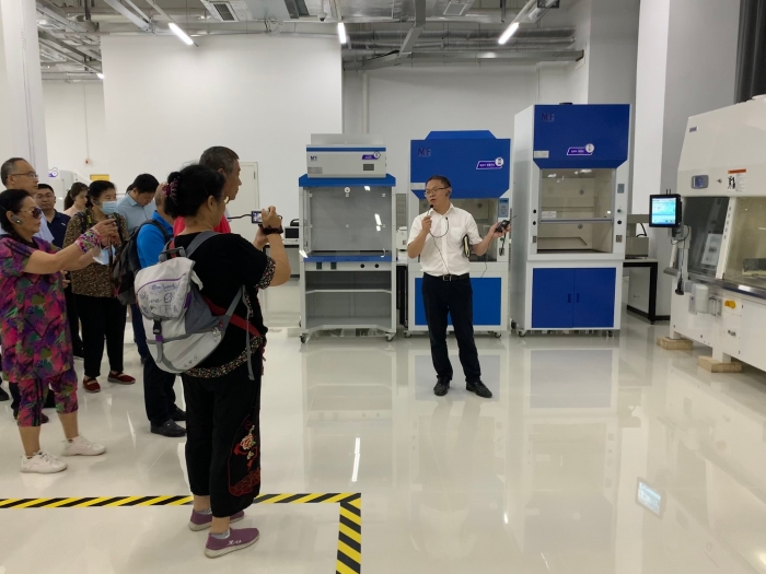 圖為社會公眾在企業(yè)展廳參觀。（齊桂榕 攝）