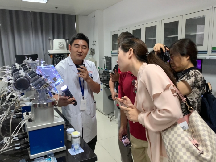 圖為檢驗(yàn)院工作人員介紹心臟瓣膜質(zhì)量檢測過程。（齊桂榕 攝）