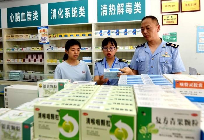 圖為執法人員在一家藥店檢查。