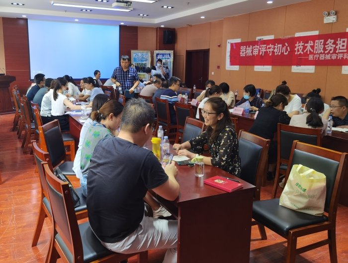 圖為醫(yī)療器械生產(chǎn)企業(yè)與中心工作人員面對(duì)面交流咨詢。