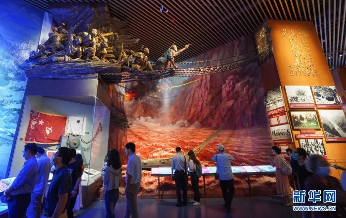 觀眾在中國共產黨歷史展覽館“‘不忘初心、牢記使命’中國共產黨歷史展覽”上觀看飛奪瀘定橋展陳（7月15日攝）。　新華社記者 陳曄華 攝