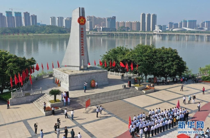 人們在江西省于都縣中央紅軍長征出發紀念碑前參加紀念活動（4月30日攝，無人機照片）。　新華社記者 萬象 攝