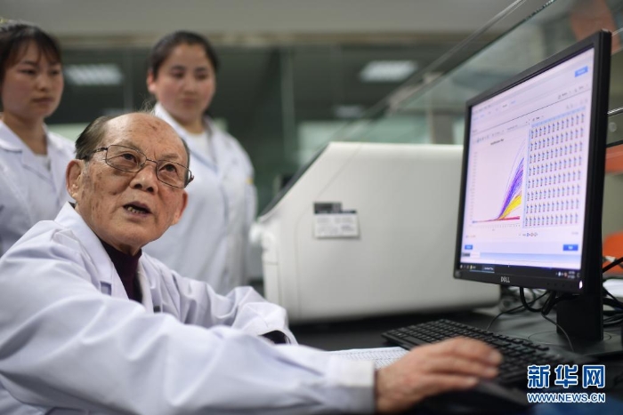 吳天一（前）在青海西寧的實驗室內和學生討論（6月17日攝）。　新華社記者 張宏祥 攝