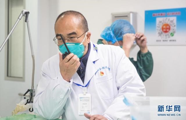 張定宇在武漢金銀潭醫院綜合病區樓聯系、協調工作（2020年1月27日攝）。新華社發（柯皓 攝）