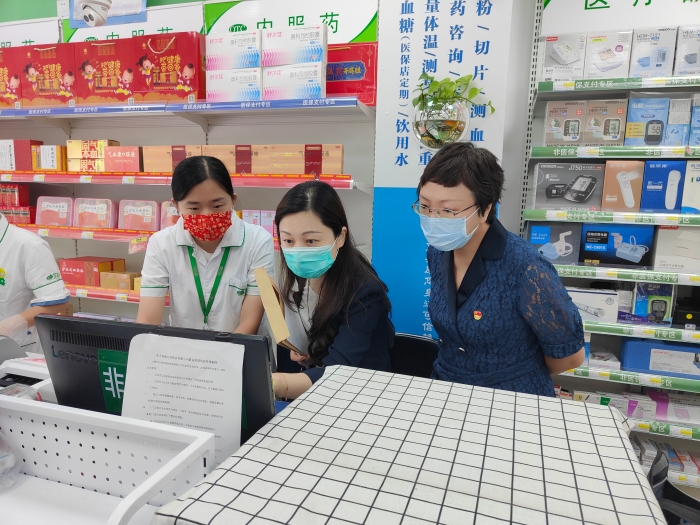 圖為監管人員在藥店檢查。（江蘇省藥監局供圖）