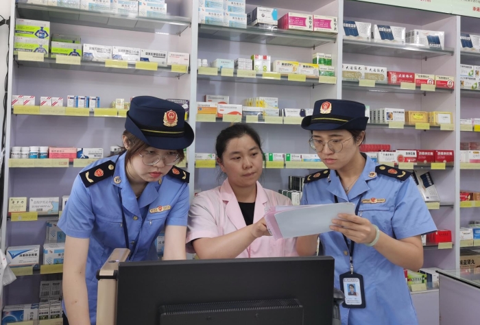 圖為該局執法人員正在一家涉網藥店內檢查其藥品網售情況。