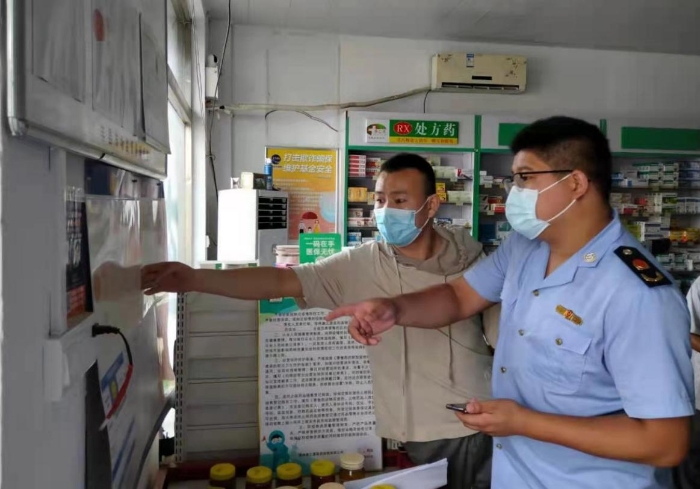 圖為該局監管人員在一家藥店檢查。史恒恒攝 圖為該局監管人員在一家藥店檢查。史恒恒攝