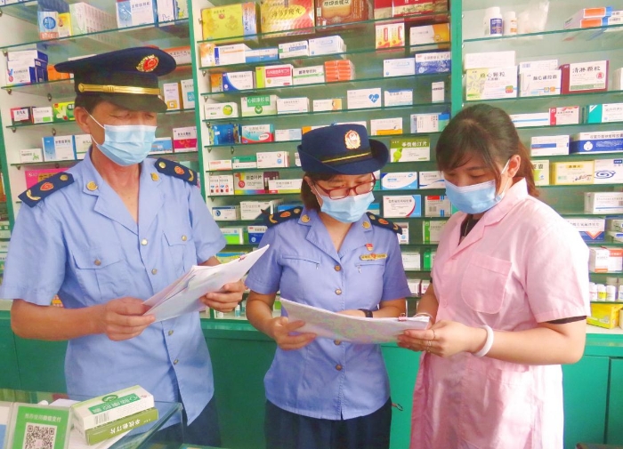 圖為8月21日，該局執法人員深入藥店開展藥品零售企業疫情防控的監督檢查。