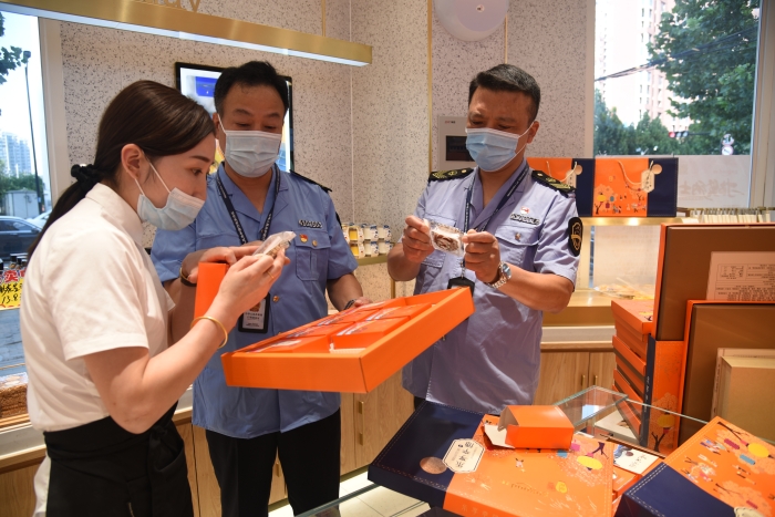 圖為該局執(zhí)法人員在一家制作月餅的蛋糕店檢查。