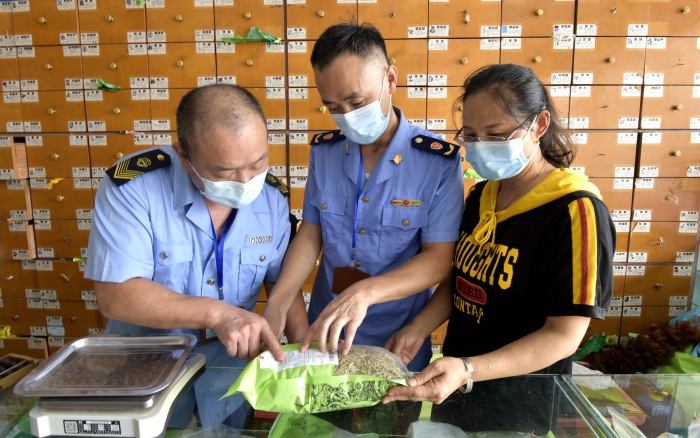 圖為該局清溪鎮(zhèn)市場監(jiān)管所執(zhí)法人員在一家藥店檢查。