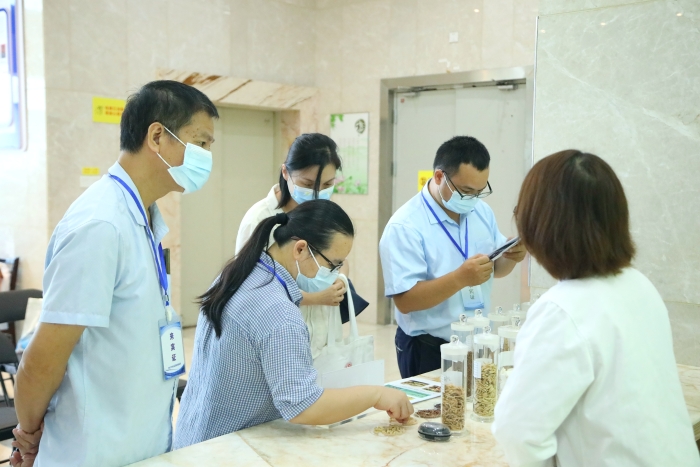圖為工作人員向市民代表講解中藥材（枸杞、菊花等）真偽鑒別知識。