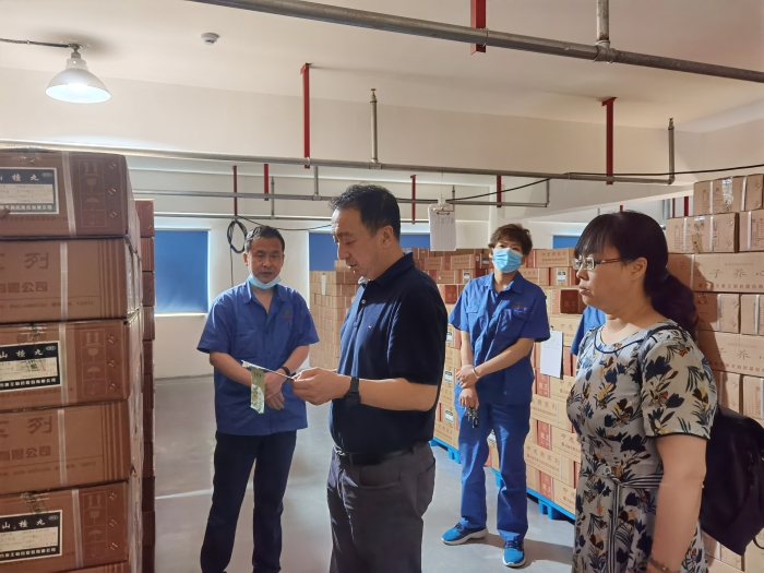 圖為吉林檢查分局在吉林市鹿王制藥股份有限公司開展“大調研 大走訪”活動。（葉陽歡攝）