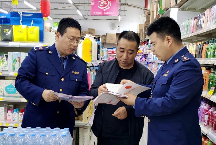 圖為工作人員向化妝品經營者宣傳《化妝品監督管理條例》