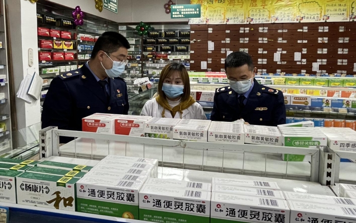 圖為執法人員在一家藥店檢查