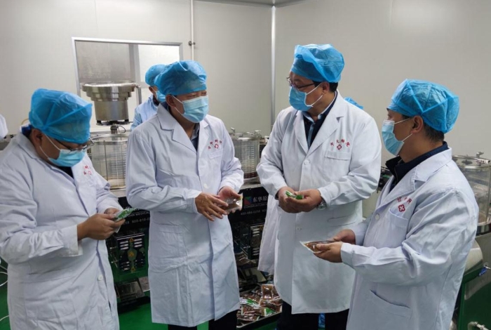 圖為甘肅省藥監局指導組實地察看“甘肅方劑”配制生產現場