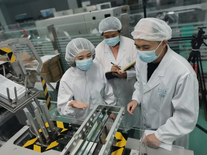 圖為藥品包裝線檢查現場。