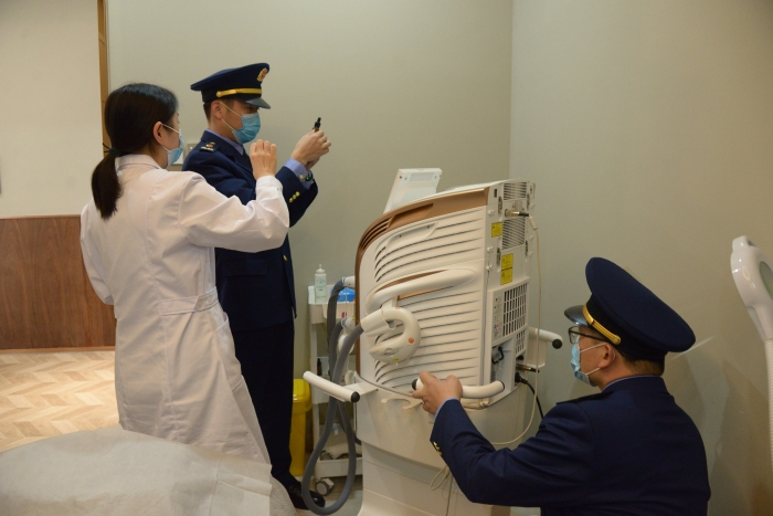 圖為執法人員在一家美容機構對藥械產品等進行核查。