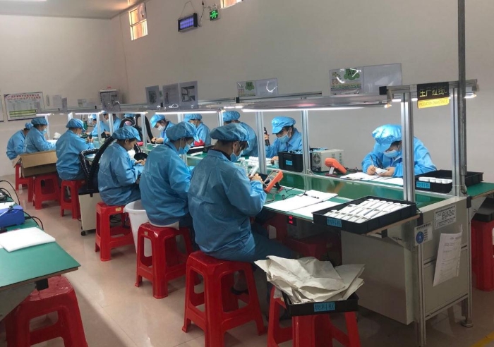 遂意村廢舊糧倉(cāng)改造為醫(yī)療器械車(chē)間后，員工這里加班加點(diǎn)生產(chǎn)抗疫物資。