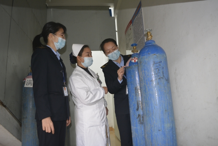 圖為執(zhí)法人員在某醫(yī)療單位檢查醫(yī)用氧。 圖為執(zhí)法人員在某醫(yī)療單位檢查醫(yī)用氧。