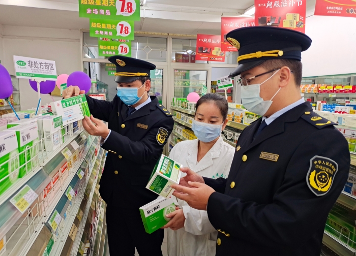 圖為10月5日執法人員在一家藥店檢查。