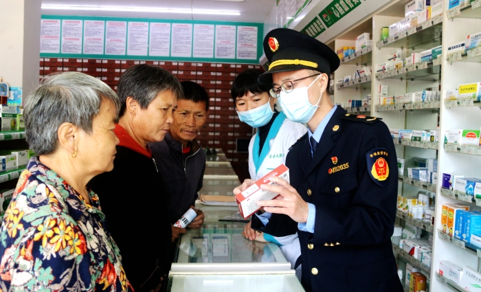 圖為11月15日工作人員在一家藥店向群眾講解安全用藥知識