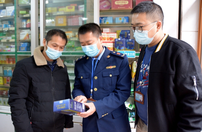 圖為執法人員在一藥店檢查“四類藥品”實名登記情況。