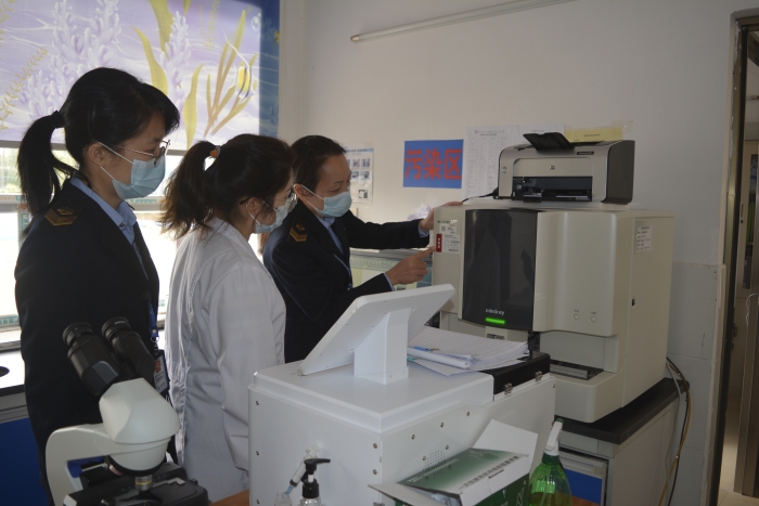 圖為執(zhí)法人員在醫(yī)療單位檢查全自動(dòng)五分類血球分析儀。