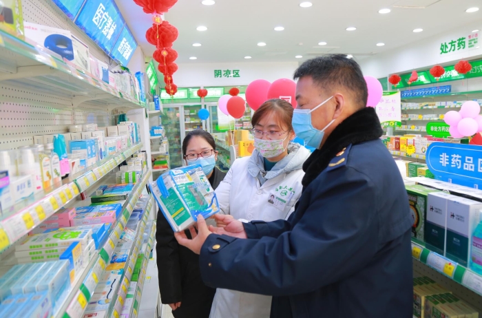 圖為該局監管人員在一家藥店檢查。（楊發苗 攝）