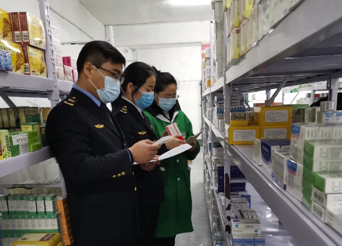 圖為該分局監管人員在一家藥品零售連鎖企業檢查。