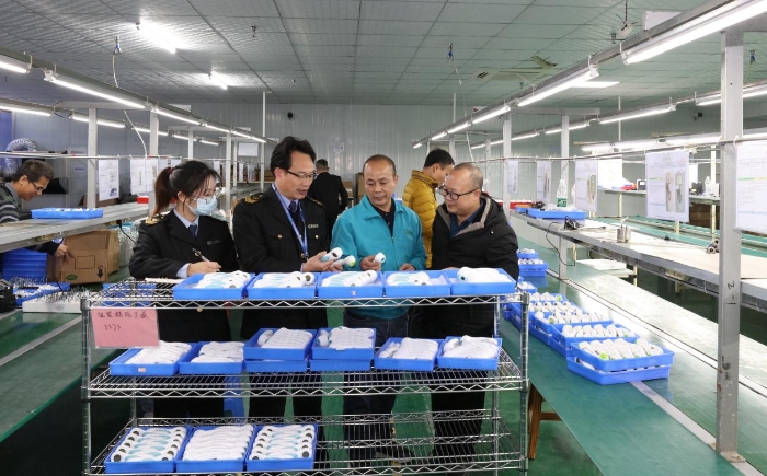 圖為河池檢查分局深入額溫槍生產企業現場檢查指導