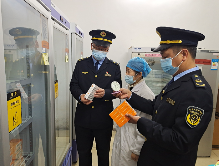 圖為1月5日?qǐng)?zhí)法人員在一家鄉(xiāng)鎮(zhèn)衛(wèi)生院檢查疫苗質(zhì)量。 圖為1月5日?qǐng)?zhí)法人員在一家鄉(xiāng)鎮(zhèn)衛(wèi)生院檢查疫苗質(zhì)量。