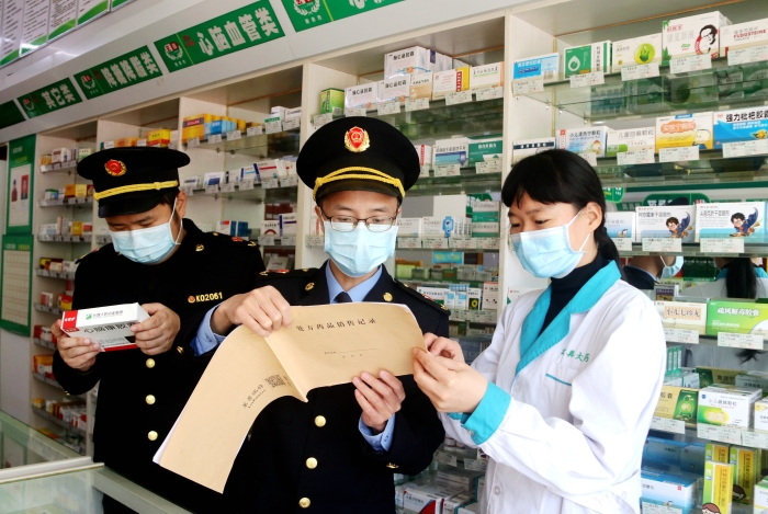 圖為1月7日該局執(zhí)法人員在一家藥店檢查。