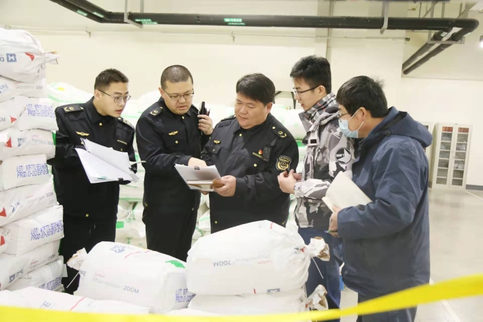 圖為監管人員在一家藥品生產企業檢查。